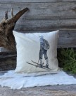 Putetrekk Gabriel på ski 50x50cm thumbnail