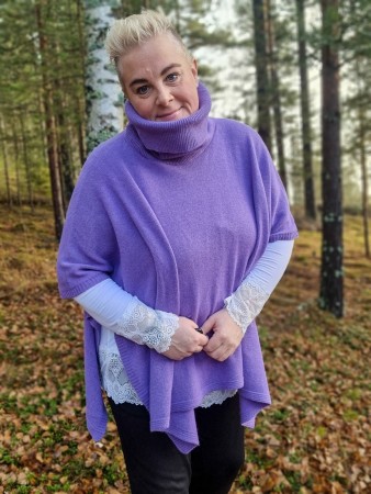 Poncho med høy hals Lilla - Gitte Daa